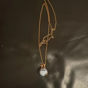 KIMMO VIRKKUNEN. hänge, sterlingsilver & keramik, "Töyri", Kalevala Koru, Finland, 1990-talet. - KIMMO VIRKKUNEN. hänge, sterlingsilver & keramik, "Töyri", Kalevala Koru, Finland, 1990-talet.