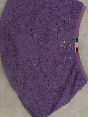 Lila karisma kjol  - Superfin kjol från karisma , tillverkad i Italien. Säljer då den är för liten. Den är nästan i helt nytt skick, endast lappen ser använd ut men då den är på insidan syns den inte. Den är väldigt strätchig. Storlek XL-child/XS-adult. Nypris 1399 från Teijas skateshop och säljer för 900 