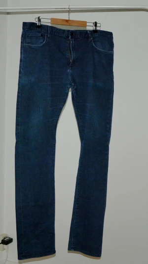 Slim lågmidjade jeans från H&M - Mörkblå slim fit jeans från H&M med låg midja. Klassisk femficksmodell med dragkedja och knapp framtill. 