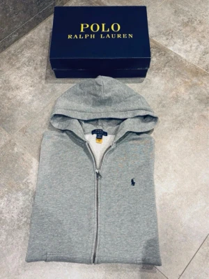 Ralph lauren Hoodie - Säljer en superfet Ralph lauren hoodie i storlek L(14-16), unisex. Box tillkommer ej!Vid frågor är det bara att höra av dig!😊