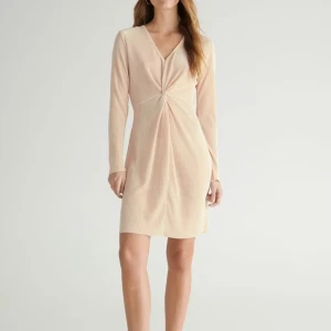 Puderrosa Jenny-klänning. Gina Tricot - • Supersnygg puderrosa / ljusbeige klänning från Gina Tricot i omlottmodell med twistad detalj framtill i XS/34/6. • Klänningen har v-ringning och är gjord i ett ribbat, stretchigt material som sitter snyggt på kroppen. • Mycket sparsamt använd. För rätt färg se mina egna bilder.