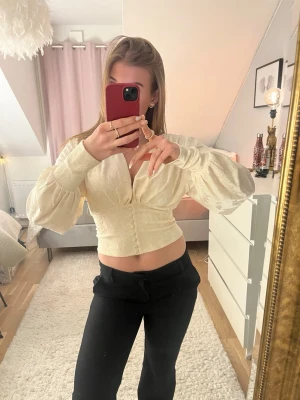 En krämvit blus- Gina Tricot 🎀 - Jag säljer denna blus från Gina Tricot i storlek M, säljes pga kommer ej till användning🤗Blusen är mycket skön & lätt att styla✨* Endast använd ett fåtal gånger