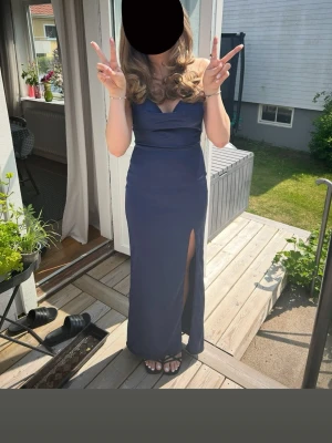 Balklänning i satin  - Jättefin balklänning i satin o med slits, även korsad rygg. Passar i längden på mig som är ca 163, men passade även när ja hade klackar❣️❣️ja använde en säkerhets nål för att tyget på klänningen skulle sitta så som den gör framtill på brösten!