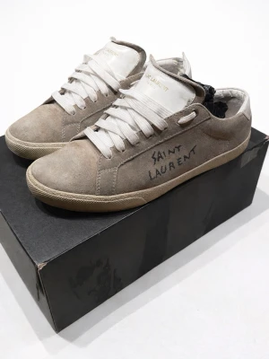 Saint Laurent mocka sneakers - Saint Laurent skor! Skicket är sådär så därav ett bra pris👍Sulans längd är 26,5-27 cm.