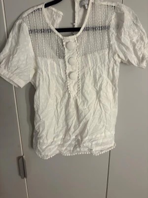 Vit topp - Söt vit topp köpt från vinted💞  Några av knapparna på baksidan har gått av men när man väl använder tröjan så är det inget man tänker på eftersom att håret ligger över 💞 Pris kan diskuteras 💞