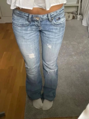 Jeans - Superfina lågmidjade jeans! Säljer då de tyvärr är för stora för mig. Midjemåttet är 39cm rakt över💞bilderna är från förra ägaren