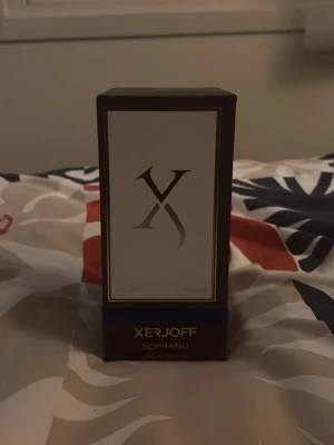 Xerjoff Soprano EdP 100ml - Lyxig Eau de Parfum från Xerjoff i snygg design. Volym: 100ml. Ingredienser: Alcohol denat., parfum (fragrance), aqua (water), BHT, geraniol, citronellol, benzyl alcohol, benzyl benzoate, benzyl cinnamal, benzyl salicylate, cinnamyl alcohol, citral, coumarin, eugenol, farnesol, limonene, linalool. Tillverkad i Italien.