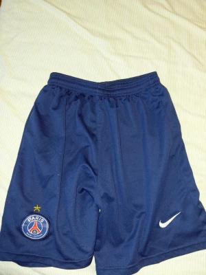 PSG shorts  - Sköna och flexibel att träna med. Bra kvalitet och exklusiv. Storlek M men passar runt 165 till 175.