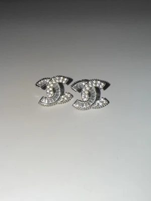 C C örhängen  - i nyskick, vet ej material så kan inte garantera att det är nickelfria🫶🏽💖