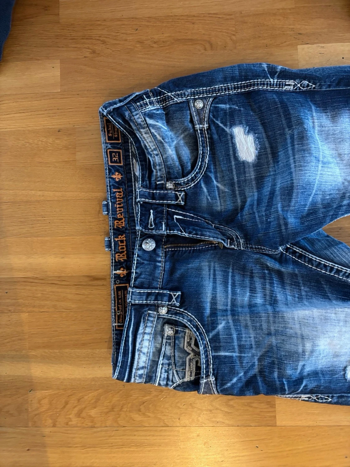 Rock Revival blå jeans med broderade fickor - 2