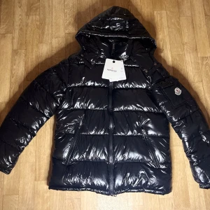 Moncler jacka svart - Moncler jacka svart i ny skick, NFC på loggan, pm vid frågor eller för detaljbilder.