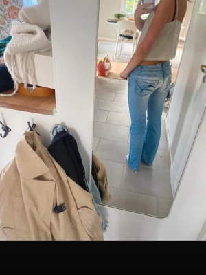 Ljusblå bootcut jeans låg midja - Säljer ett par ljusblå jeans med bootcut-snitt och låg midja. Byxorna är as snygga och jag älskar dem men lite för stora för mig.