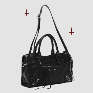 Väska 🖤 - Trendig svart handväska från Boohoo med fina detaljer! ⛓️🖤Har flera innerfack samt en längre axelrem som medföljer vid köp. Mått - 30x20x9cm 📏I nyskick då jag knappt fått användning för den pga har för många väskor 🥴Köp nu 💌 