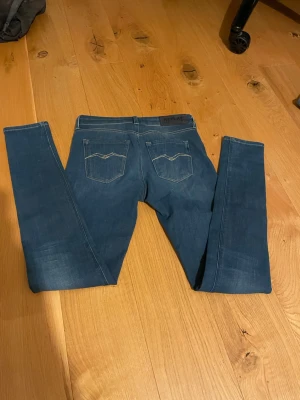 Replay blå skinny jeans, W25 L30 - | Säljer ett par blå skinny jeans från Replay | Jag kan fixa bra pris vid snabbt köp | Skickar runt 1-3 dagar | Katt i hemmet | Jag kan fixa ett par feta slitningar på dem men BARA om du köper innan |