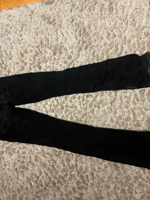 Svarta bootcut jeans - Säljer ett par svarta jeans med bootcut-snitt. Dom är från ONLY i modellen TALL passar dig dom är lite längre, lågmidjade. Pris kan diskuteras. Storlek s och 38 i längd.