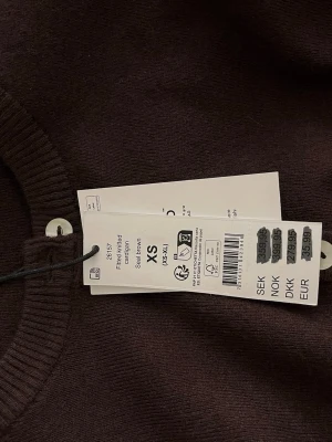 Brun ribbad kofta från Gina Tricot - Säljer en helt OANVÄND brun stickad med fina knappar ifrån Gina Tricot!💕nypris 359, säljer för 299❤️
