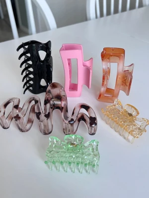 Hårklämmor i olika former, färger och storlekar - Hårklämmor i plast i flera färger och former. Köper du innan kl 16:00 kan jag posta samma dag!