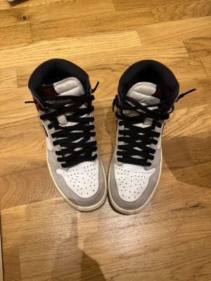 Nike Air Jordan 1 High Light Smoke Grey - Säljer ett par Nike Air Jordan 1 High Light Smoke Grey Sneakers. Alltid använt creaseskydd. 
