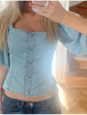 Ljusblå topp från zara - Säljer en skit snygg populär topp från zara, som ser precis ut som på första bilden