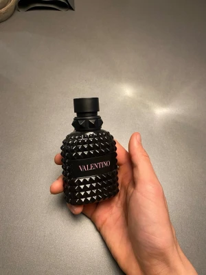 Valentino Parfym  - Säljer nu denna valentino parfym med st 50ml med ca 35ml kvar i flaskan. Bara höra av dig vid frågor eller funderingar och pris kan absolut diskuteras