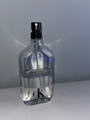CK Everyone Eau de Parfum - CK Everyone Eau de Parfum från Calvin Klein är en modern och fräsch doft med citrus, gröna och aromatiska toner. Perfekt för dig som vill ha en energisk och stilren parfym som sticker ut. Bra för gymmet! ❤️ skulle säga 30 ml kvar Flaskan består av 50 ml