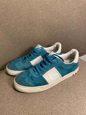 Valentino flycrews - Valentino flycrews i en väldigt sällsynt färg. Skorna är i hela förutom en diamant som har åkt av på baksidan