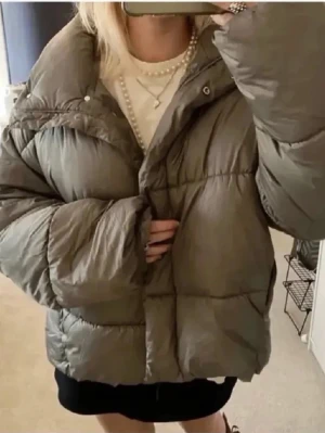 Jacka - Säljer min superfina jacka från hm, perfekt nu i vinter. Knappt använd, superfint skick!