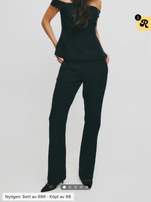 Nya och oanvända Bikbok Vera kostymbyxor (prislapp kvar) - Svarta kostymbyxorbyxor från Bik Bok i modellen Vera, med låg midja och flare. Storlek 38, men skulle även passa någon som vanligtvis bär 36. OBS Nypris 499 kr