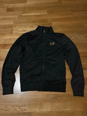 Svart Emporio Armani zip-hoodie - Använd men fortfarande i väldigt bra kondition. Perfekt för vintern.