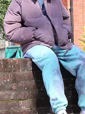 Ljuslila pufferjacka  - Säljer en oanvänd  snygg pufferjacka i ljuslila manchester. Jackan har en loose passform, hög krage och dragkedja framtill. Small men passformen är lite större 