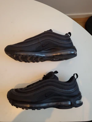 Nike Air Max 97 helsvarta sneakers - Ett par orginal nikenair max 97 i absolut toppen skick, knappt använda. Storlek 40,5 