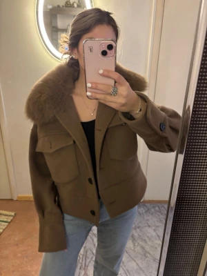 Meotine jacka  - Säljer en brun Charlie jacka från Meotine fluffig pälskrage. Perfekt för dig som vill ha en snygg och trendig look under höst, vår och vinter. Den är i väldigt bra skick och använd fåtal gånger💓💓 nypris: 3500