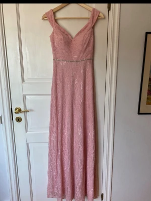 Lång rosa spetsklänning Moments NY - Vacker rosa finklänning i spets från Moments New York köpt på Bubbleroom. Något nopprig längs nederkanten men inget som märks, annars i nyskick. Storlek 34