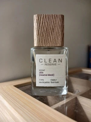 Clean Eau de parfum (Skin reserve blend) - Clean Eau de parfum, en ljuvligt fräsch doft som använts med några sprut men finns en del kvar I flaskan 😍🌸  perfekt om du vill testa hur den luktar, om du ska köpa fler av Clean 