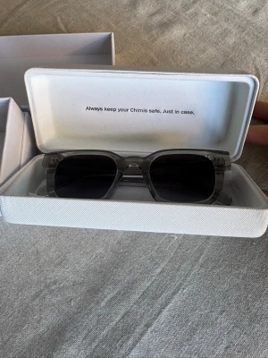 Gråa CHIMI Glasögon - Säljer ett par gråa  CHIMI glasögon i transparent grå färg. Alla tillbehör tillkommer 