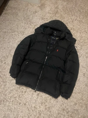 Polo ralph lauren puffer jacka vinter herr M svart dun  - Polo Ralph lauren puffer  i storlek M. Mycket bra skick inga skador eller defekter. Äkta, bevis finns. Skriv vid frågor och funderingar. Postas samma dag som köp eller dagen därpå🙌💯