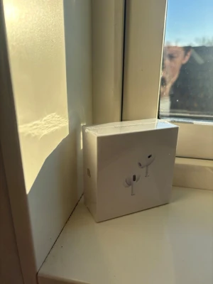 AirPods Pro (2nd generation) med MagSafe-laddningsetui (USB-C) - Säljer ett par AirPods Pro (2nd gen) med MagSafe-laddningsetui (USB-C). Komplett med originalförpackning och tillbehör. Mycket fint skick, ser knappt använda ut. Perfekt för dig som vill ha trådlösa hörlurar med aktiv brusreducering och hög ljudkvalitet.