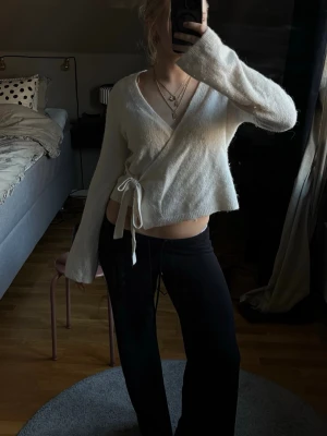 Vit omlott kofta med knyt - Mysig vit omlott kofta med knyt i sidan