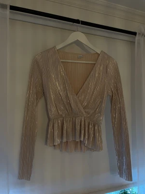 Fin guldig blus💛 - Super super fin Blus perfekt till lite extra firanden. Den är i storlek S från Gina Tricot. Köpt secondhand men använd 1 gång, pris kan diskuteras