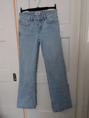 Ljusblå jeans från 157, XS Short - Säljer ett par ljusblå jeans från 157 i storlek XS Short. Nyskick 