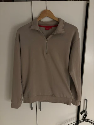 Brun/beige halv zip - Skit snygg halv zip från ryvls 