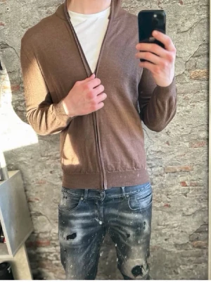 Luca Nobili full zip| M - Mycket fint skick| Inga defekter| Storlek L sitter typ som M| Passar dig mellan 178-185cm ungefär| Nypris ca 3000kr| Modellen är 185, 79kg| Självklart äkta Passar perfekt till vintern| Vid fler frågor slå en signal| Sell.ArchiveSS