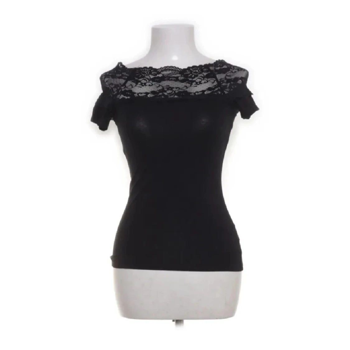 Svart offshoulder topp med spetsdetaljer