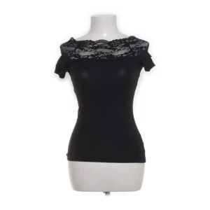 Svart offshoulder topp med spetsdetaljer - Jättefin svart off shoulder topp i storlek S. Superfint skick passa tyvärr inte mig, bild från hon jag köpte från. Hör av er om ni vill ha egna bilder💗