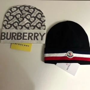 Burberry mössa + moncler mössa |  Bundle - Helt nya
