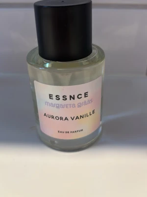 Aurora Vanille Eau de Parfum - Aurora Vanille från Essnce Margareta Grääs är en Eau de Parfum med stilren design och modern känsla. Perfekt för dig som vill ha något unikt och trendigt i din samling.