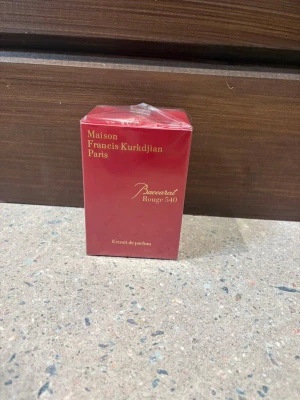 Maison Francis Kurkdjian parfym - Baccarat Rouge 540 Extrait de Parfum från Maison Francis Kurkdjian Paris. Lyxig och ikonisk parfym, tillverkad i Frankrike. Perfekt för dig som vill sticka ut med en exklusiv doftupplevelse.