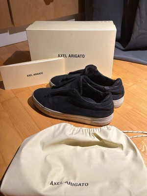 Axel arigato skor - Skor från Axel arigato i storlek 44. Allting i bilderna ingår! Bara höra av er! 