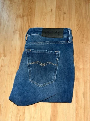 Replay hyperflex jeans - Säljer ett par Replay hyperflex jeans i blå tvätt med snygga slitningar. OBS dragkedjan är sönder. Midja 32cm, längd 96cm. JAG SKICKAR EJ FLER BILDER NÄR JAG BÄR JEANSEN! för bättre inblick i passformen rekommenderar jag att googla på modellnamnet. För storleksguide kolla måtten noggrant då jeansen alltid kan vara uppsydda heller krympta och jag ej tar emot returer :) s5,4