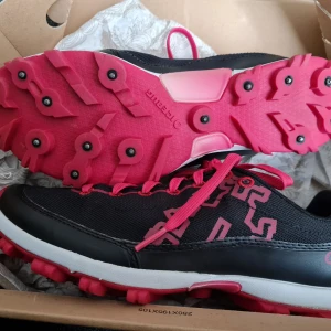 Icebug Spirit 7 W OLX helt stl 40 - Endast provades , är för trånga för mina breda fötter, tyvärr Passar till en som hal smala ! Lätta och smidiga ! Perfekt till höst/ vinter när det blir halkigt.